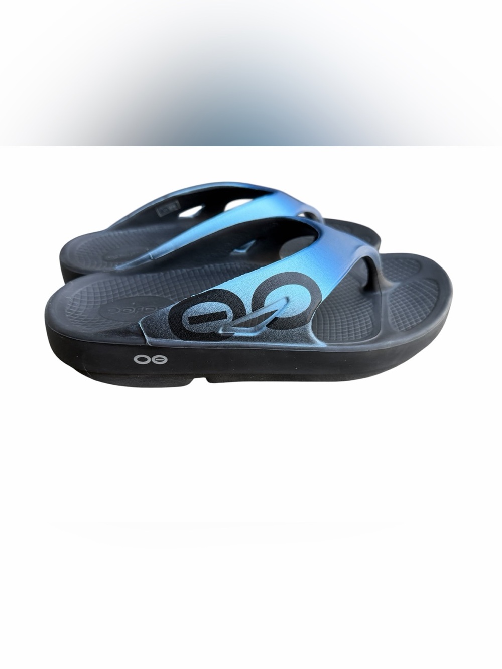 OOFOS Men's Gradient Blue and Black Recovery Flip-Flops